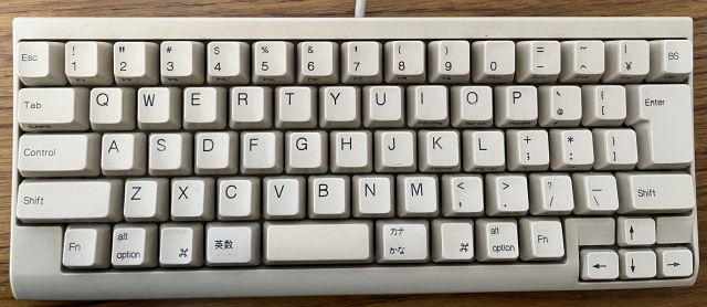 HHKB Lite2です。20年近く使って，キートップはかなりテカっています